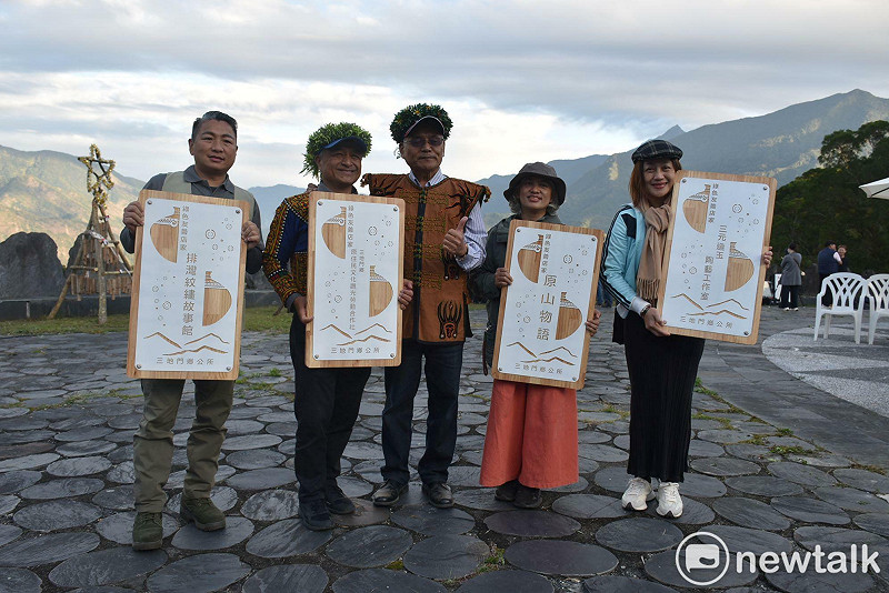 曾有欽(中)親自為綠色商店授證。&nbsp;&nbsp;&nbsp;圖：孫家銘攝