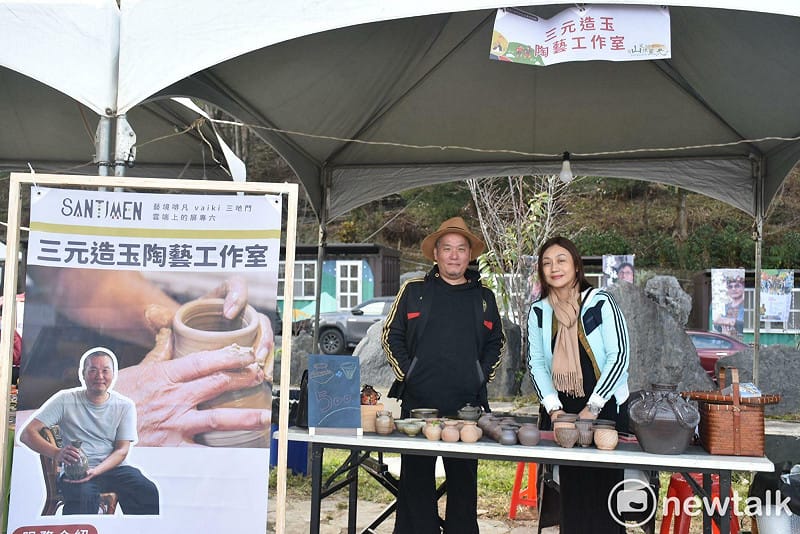 三元造玉陶藝工作室創辦人林志明(左)和林英琪伉儷，展示參與原住民族多元產業發展2.0計畫的成果。&nbsp;&nbsp;&nbsp;圖：孫家銘攝