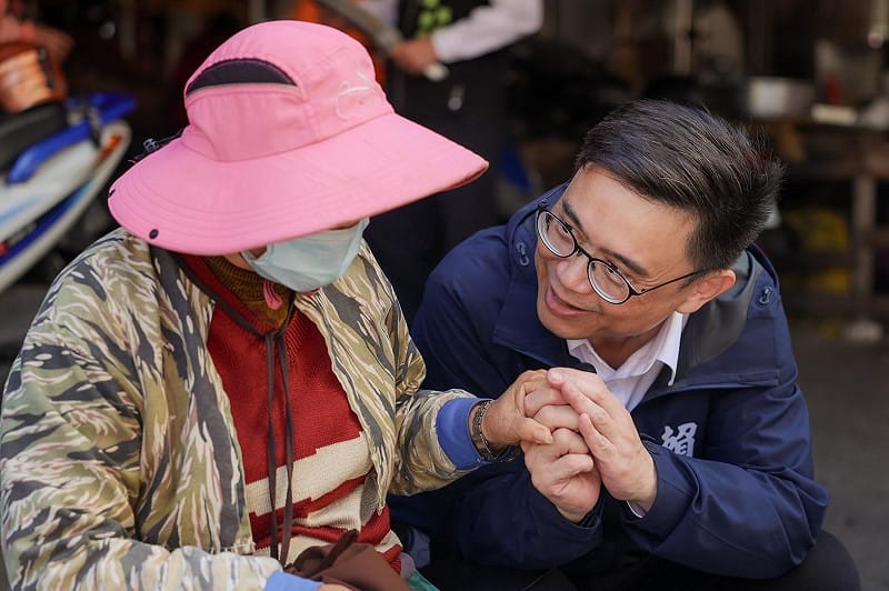 賴瑞隆(右)親切向長輩問候。&nbsp;&nbsp;&nbsp;圖：賴瑞隆辦公室/提供