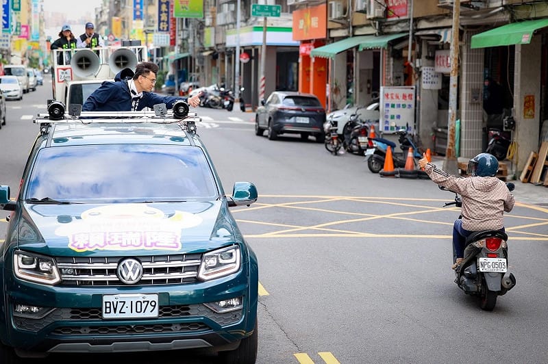 賴瑞隆(左)車掃與路過的騎士互相揮手致意。&nbsp;&nbsp;&nbsp;圖：賴瑞隆辦公室/提供