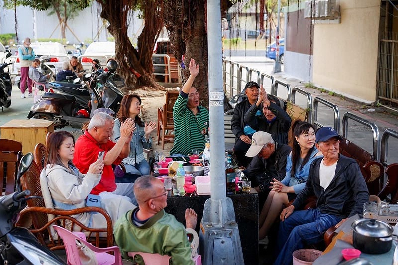 路邊民眾熱烈回應賴瑞隆的車隊。&nbsp;&nbsp;&nbsp;圖：賴瑞隆辦公室/提供