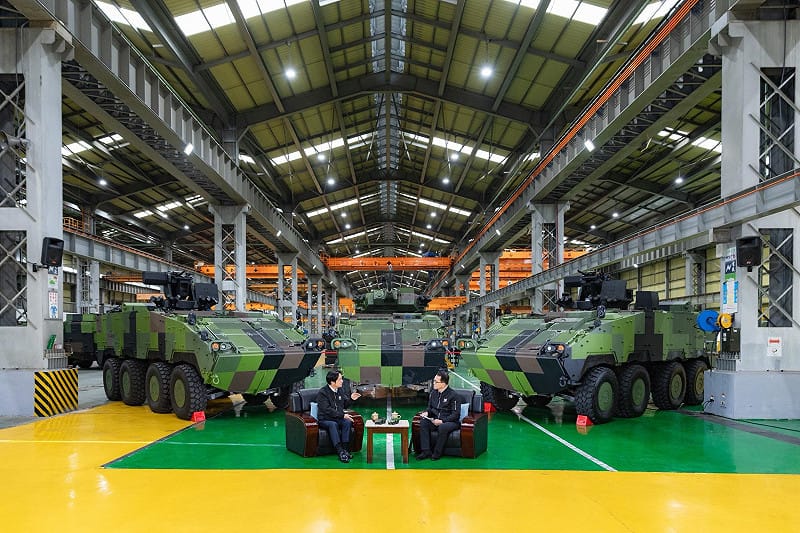 賴清德與節目主持人鄭弘儀於兵工廠內對談，說明「投資國防就是投資和平」的政策理念。&nbsp;&nbsp;&nbsp;圖:總統府提供