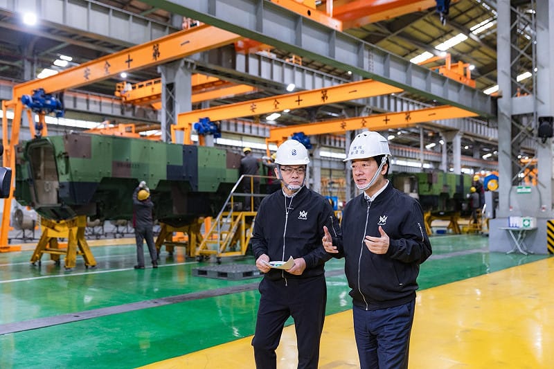 209廠內部生產線，雲豹八輪甲車及相關裝甲車輛在此完成整合與製造，展現台灣國防產業能量。&nbsp;&nbsp;&nbsp;圖:總統府提供