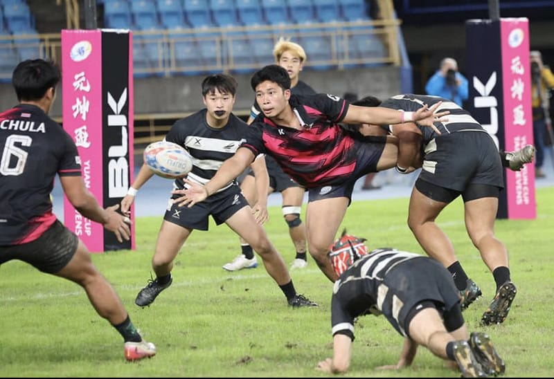 2025第6屆台北元坤盃國際大專七人制橄欖球邀請賽28日圓滿落幕，來自泰國的朱拉隆功大學（紅條紋）首度參賽就拿下一般組冠軍。（元坤運動文創產業有限公司提供）中央社記者黎建忠傳真　114年12月28日&nbsp;&nbsp;&nbsp;