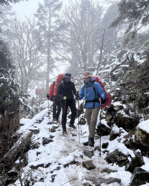 天候惡劣消防單位無法申請直升機救援，由搜救隊伍徒步挺進搜救。&nbsp;&nbsp;&nbsp;圖：翻攝畫面