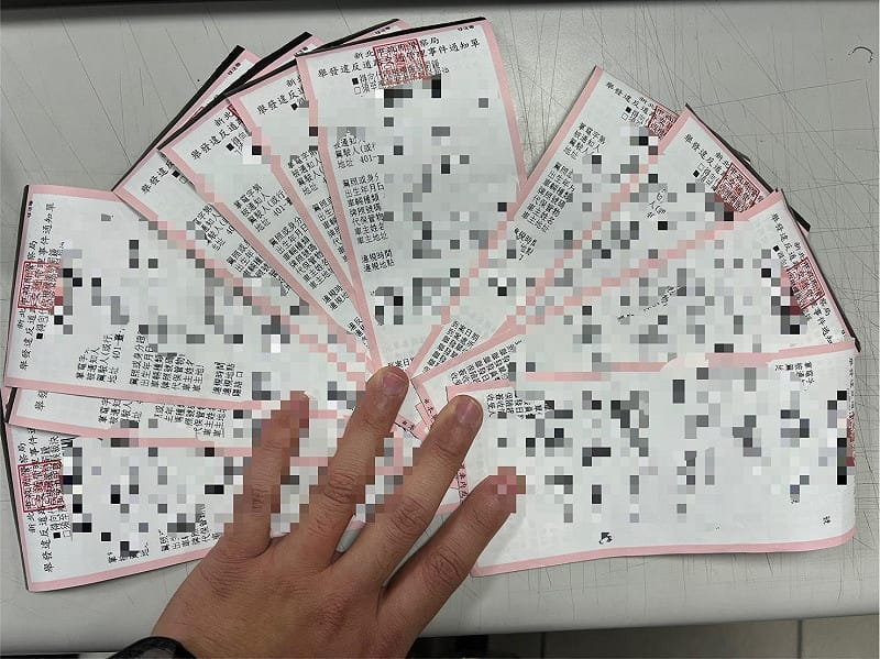 追逐過程中黃男出現多起交通違規，總共面臨19張罰單、罰金破29萬元。&nbsp;&nbsp;&nbsp;圖：警方提供