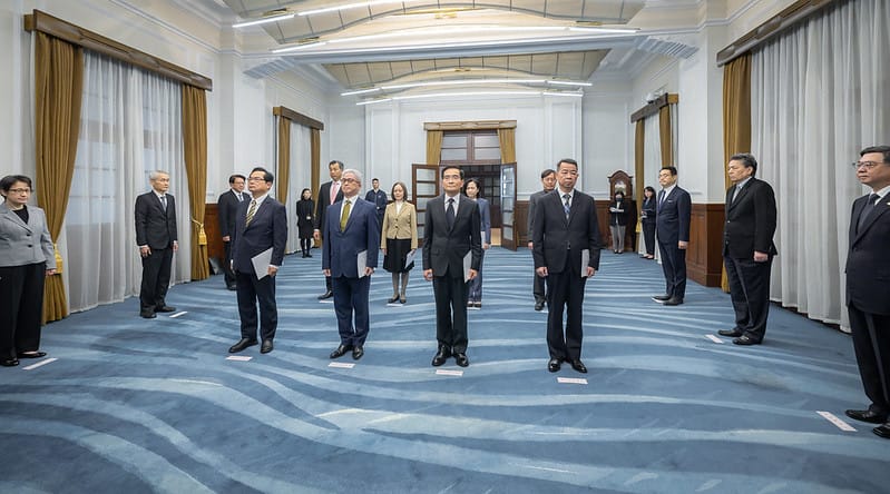 宣誓儀式開始後，總統就監誓人的位置，隨後司儀唱名宣誓人，宣誓人由國防部副部長徐斯儉帶領宣讀誓詞；宣誓後，總統逐一向宣誓人致意，儀式簡單隆重。&nbsp;&nbsp;&nbsp;圖：總統府提供