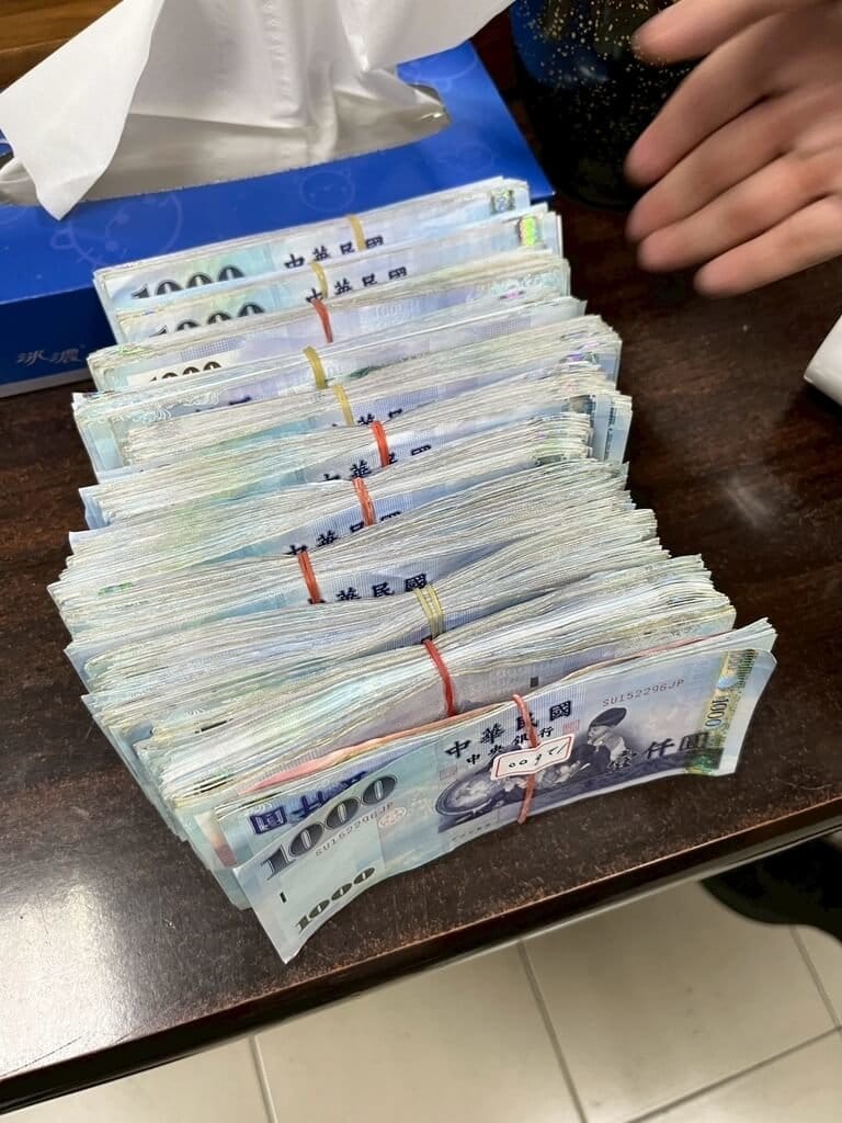 無黨籍嘉義縣議員「雨刷」蔡政宜涉與妻子唐姓女子指揮跨國洗錢，4年洗錢達新台幣225億元，橋頭地檢署日前依洗錢等罪起訴集團幹部等5人，18日再起訴蔡男等2人，求刑10年；並查扣大量現金、不動產等。（橋頭地檢署提供）中央社記者洪學廣傳真  114年12月29日&nbsp;&nbsp;&nbsp;