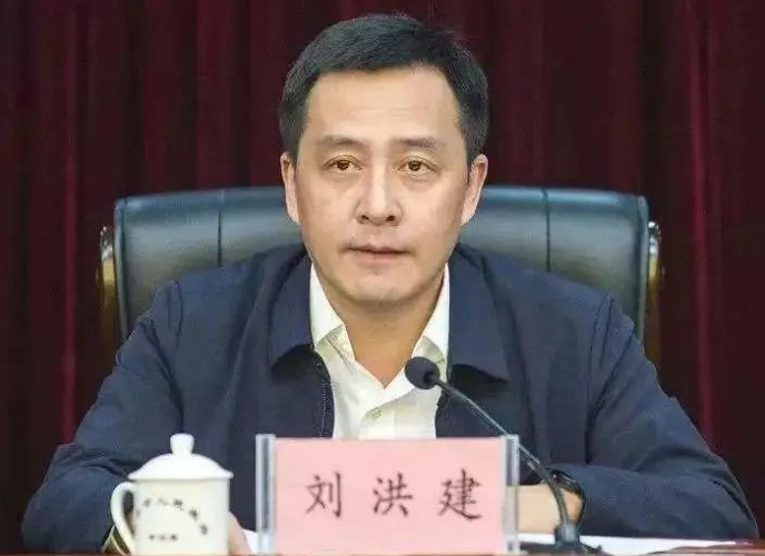 劉洪建曾被《華爾街日報》點名為「中共政治新星」，被視為潛在接班人選之一。杜政指出，過往經驗顯示，凡被外媒點名為接班梯隊者，反而容易成為高層猜忌與內鬥的犧牲品。&nbsp;&nbsp;&nbsp;圖：翻攝自新京報