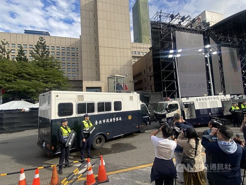 台北市警察局與信義分局29日在市府舉行「台北最high新年城－2026跨年晚會」維安說明記者會，今年首度調派指揮車、照明車等，強化現場指揮與夜間照明效能。中央社記者黃麗芸攝 114年12月29日&nbsp;&nbsp;&nbsp;