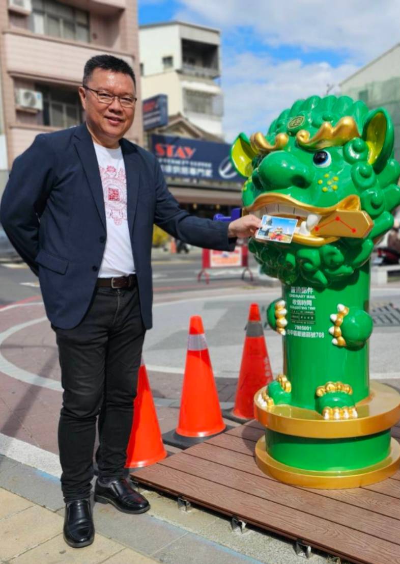 安平平安創意科技執行長施伯鋒配合安平郵局喬遷推出「來安平寄平安」活動，要讓外來友人把台南的平安寄向全世界。&nbsp;&nbsp;&nbsp;圖：黃博郎／攝