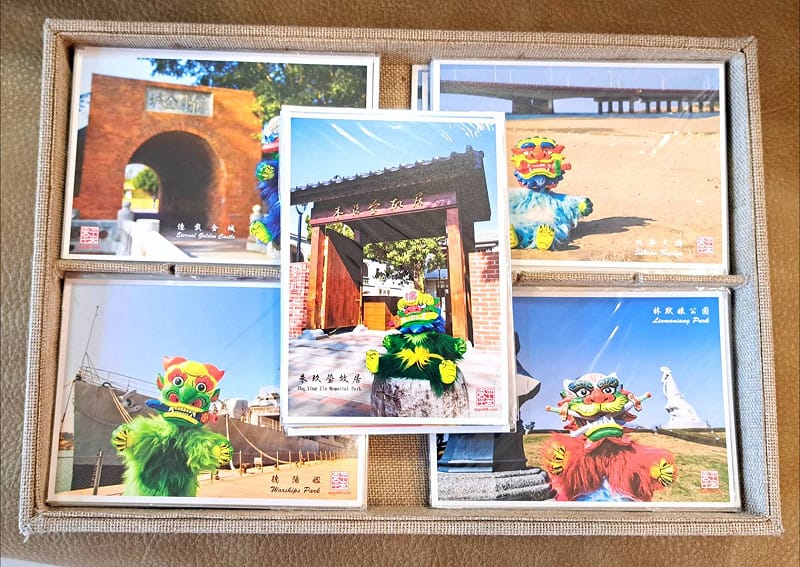 安平平安創意科技執行長施伯鋒配合安平郵局喬遷推出「來安平寄平安」活動，要讓外來友人把台南的平安寄向全世界。&nbsp;&nbsp;&nbsp;圖：黃博郎／攝