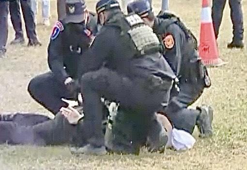 台南市跨年演唱會本周三將於永華市政中心西側廣場盛大登場，為因應日前台北市發生隨機襲擊事件，台南市政府今日在西側廣場舉辦維安演練，動員警察局、消防局、衛生局、交通局、新聞處、秘書處等多個局處實地參與演練。&nbsp;&nbsp;&nbsp;圖：台南市政府提供