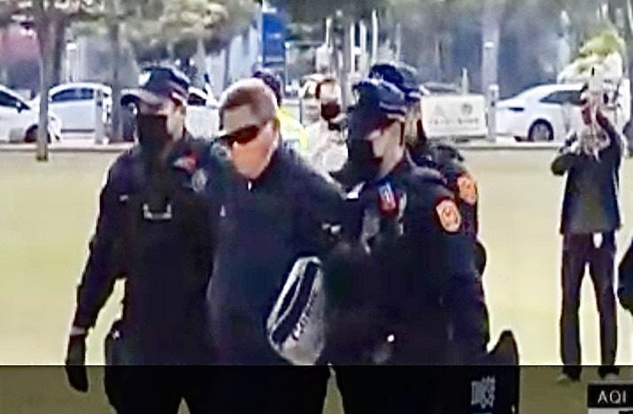 台南市跨年演唱會本周三將於永華市政中心西側廣場盛大登場，為因應日前台北市發生隨機襲擊事件，台南市政府今日在西側廣場舉辦維安演練，動員警察局、消防局、衛生局、交通局、新聞處、秘書處等多個局處實地參與演練。&nbsp;&nbsp;&nbsp;圖：台南市政府提供