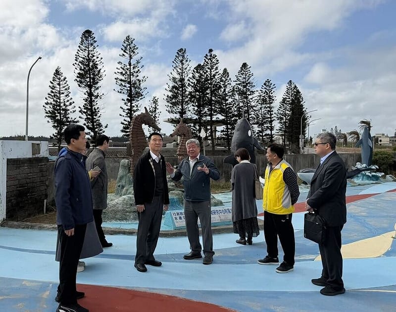 法務部保護司長洪信旭（中左）29日視察澎湖司法保護業務，一行人也前往犯罪被害人保護協會澎湖分會所服務的個案進行參訪，並對柯姓收容人為澎湖水族館製作的造景藝術作品給予高度肯定。（澎湖地檢署提供）中央社　114年12月29日&nbsp;&nbsp;&nbsp;