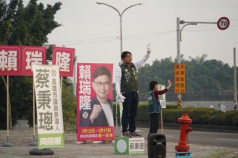 議員參選人蔡秉璁在自己選區賴瑞隆拉票。&nbsp;&nbsp;&nbsp;圖：賴瑞隆辦公室/提供