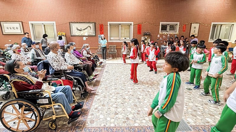 中芸國小師生共同參與「雙語教育—護理之家中心送愛服務」活動。&nbsp;&nbsp;&nbsp;圖：林岱樺辦公室/提供
