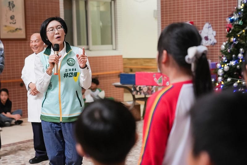 林岱樺(左二)提出「班班有外師」的政策，落實教育平權的理念。&nbsp;&nbsp;&nbsp;圖：林岱樺辦公室/提供