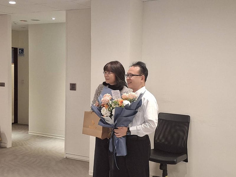 劉德淦監察人（右）即將退休，本次為最後一次開董監事會，基金會獻上花束致意。&nbsp;&nbsp;&nbsp;圖：權利回復基金會提供