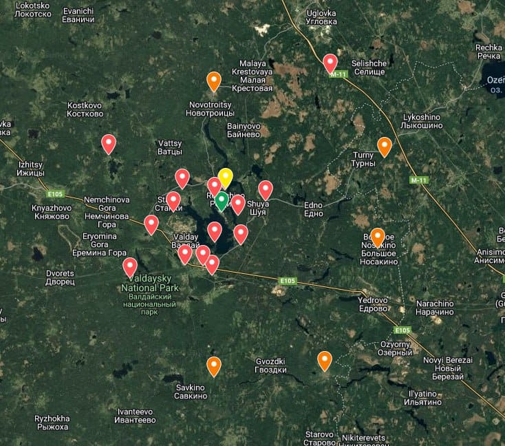 普丁官邸周邊衛星圖,紅點為S-400防空系統,黃點為鎧甲系統,形成密集防空網。 圖:翻攝自 X @nexta_tv 普丁官邸周邊衛星圖,紅點為S-400防空系統,黃點為鎧甲系統,形成密集防空網。 圖:翻攝自 X @nexta_tv