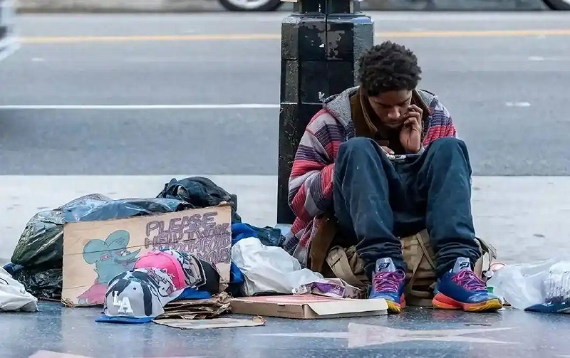 近期，中國社群媒體上突然流行一個新詞「美國斬殺線」，引發輿論高度關注。相關說法宣稱，美國社會存在一條無形的「生死門檻」，一旦個人收入或資產跌破某一臨界值，便會被制度性拋棄，迅速從中產階級墜入貧困甚至流落街頭。 圖:翻攝自百度