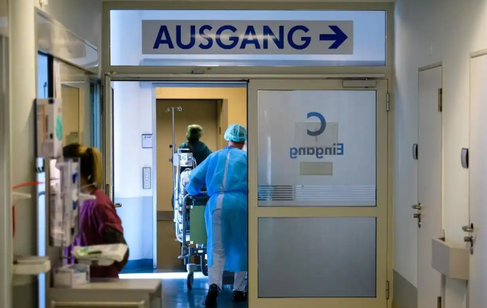 醫療方面，美國法律明確禁止醫院因患者無力支付費用而拒絕急診，並允許個人在極端情況下透過個人破產制度重新開始。 圖:翻攝自百度