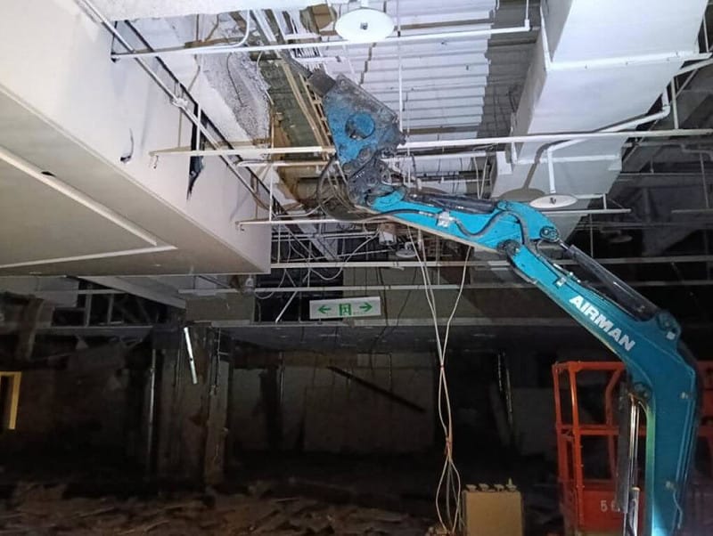 新光三越中港店2月發生氣爆案。台中地檢署調查發現，小怪手的手臂伸展後高度超過天花板，可以觸及天花板內之瓦斯管。（民眾提供）中央社記者趙麗妍傳真　114年12月30日&nbsp;&nbsp;&nbsp;