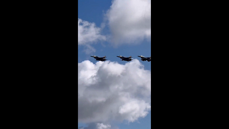 波蘭軍方近日下令出動數十架 F-16 戰鬥機與防空系統,直接攔截俄羅斯發射的「沙赫德」自殺式無人機與 X-101 巡弋飛彈,防衛烏克蘭最大城市與周邊空域安全。 圖:翻攝自影片 波蘭軍方近日下令出動數十架 F-16 戰鬥機與防空系統,直接攔截俄羅斯發射的「沙赫德」自殺式無人機與 X-101 巡弋飛彈,防衛烏克蘭最大城市與周邊空域安全。 圖:翻攝自影片