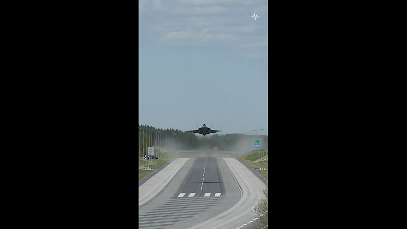 近日在芬蘭一處森林地帶,北約空軍 F-35A 匿蹤戰機降落在僅約 30 公尺寬的公路上,作為「敏捷作戰部署」演習的一環。這並非作秀,而是高度現實的戰時應變方案。 圖:翻攝自影片 近日在芬蘭一處森林地帶,北約空軍 F-35A 匿蹤戰機降落在僅約 30 公尺寬的公路上,作為「敏捷作戰部署」演習的一環。這並非作秀,而是高度現實的戰時應變方案。 圖:翻攝自影片