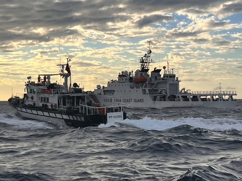 基隆隊10050艇、10090艇對峙中國海警船1302號&nbsp;&nbsp;&nbsp;圖：海巡署/提供