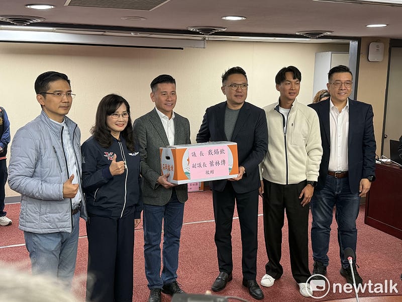 台北市長蔣萬安今赴議會各委員會贈水果致意。&nbsp;&nbsp;&nbsp;圖：周煊惠 / 攝