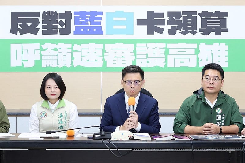 賴瑞隆(中)表示預算審查是民主程序，也是立委的義務，藍白不該惡意拖延，更不能挾民生為政治交換籌碼。&nbsp;&nbsp;&nbsp;圖：賴瑞隆辦公室/提供