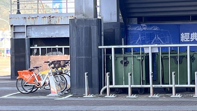 左營高鐵站後方樓梯下設置垃圾回收與處理場域，人潮密集時氣味刺鼻，衛生疑慮明顯，嚴重破壞視覺秩序。&nbsp;&nbsp;&nbsp;圖：薛兆基競選總部/提供