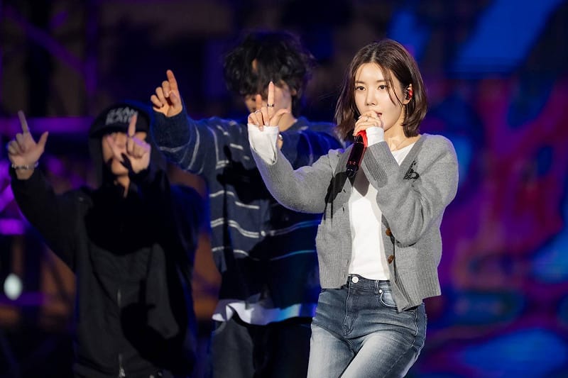 權恩妃(右一)首度來台跨年演出，現身夢時代跨年彩排。&nbsp;&nbsp;&nbsp;圖：高雄市政府/提供