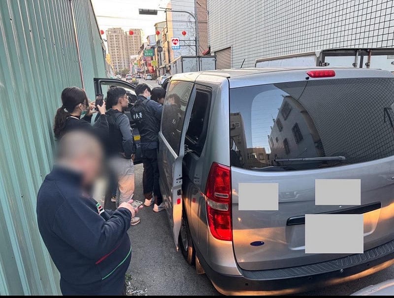 查緝現場攔車畫面。&nbsp;&nbsp;&nbsp;圖：內政部移民署北區事務大隊台北市專勤隊提供