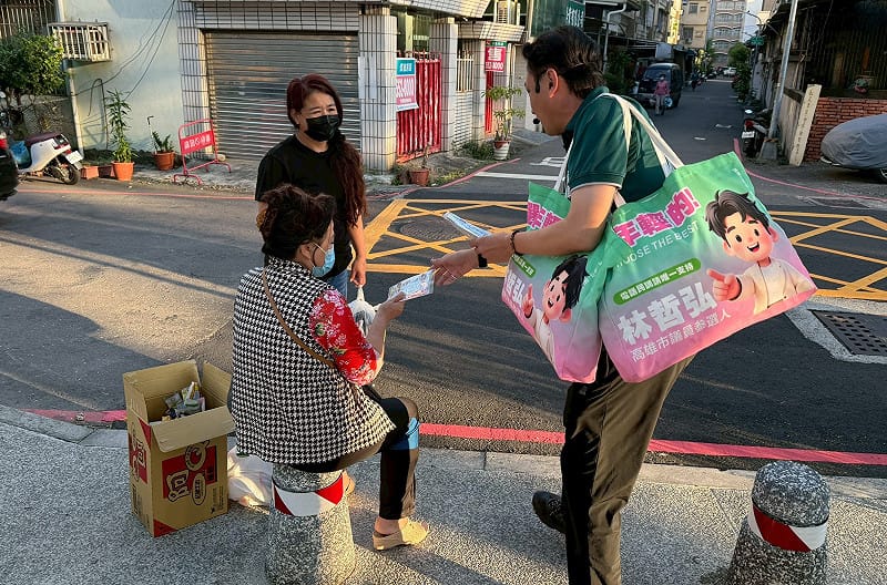林哲弘(右)打出「超大容量環保袋」策略，打中婆婆媽媽的心。&nbsp;&nbsp;&nbsp;圖：林哲弘服務處/提供