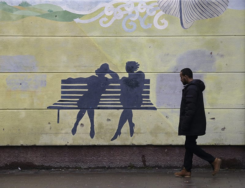 長年被視為人道主義典範的瑞典，近年政策急速轉向。政府已大幅下修難民接收配額，從每年 5,000 人削減至最多 900 人，並同步強化遣返與居留審查制度。多項新提案更明確將「非法居留」、「社會不當行為」與犯罪風險連結，成為撤銷居留或公民身分的依據之一。&nbsp;&nbsp;&nbsp;圖:達志影像/路透社