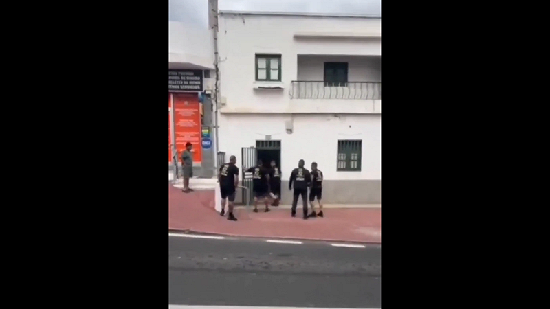 西班牙特內里費島發生一起震撼社會的事件，一群自稱「愛國者」的民眾強行闖入一處公寓，將非法佔房的北非移民驅逐出境，並將房屋歸還給年邁的合法屋主。 圖:翻攝自影片