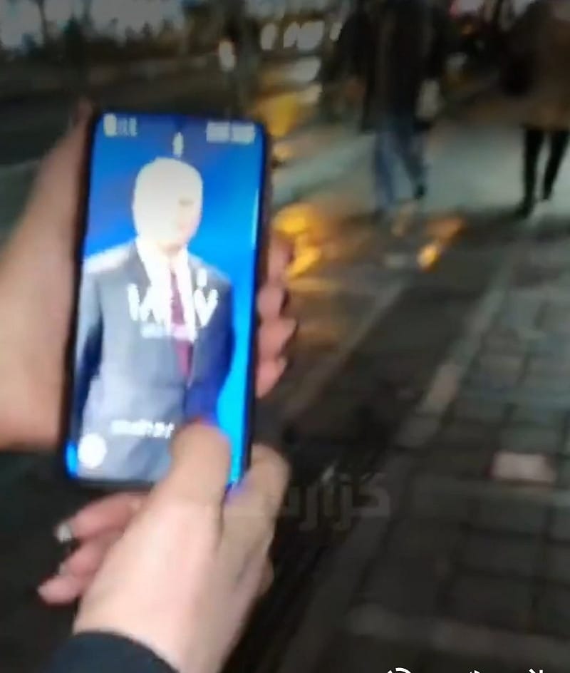  抗議畫面中示威者手持手機播放巴列維王子畫面。 圖：翻攝自 X@以色列戰爭 