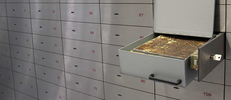 歹徒疑似趁聖誕假期銀行關門之際，動用大型鑽機鑽穿金庫牆面，在內翻箱倒櫃整整一個週末，撬開超過 3,000 個保險箱，損失金額初估高達 3,000 萬歐元（約11億新台幣）。 圖:翻攝自X帳號@AstroLibrium