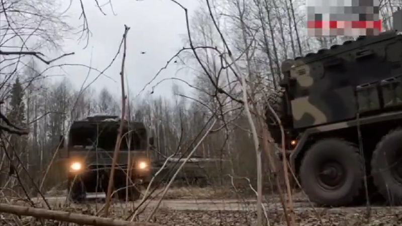 俄羅斯與白俄羅斯國防部發布的影片未透露 榛果樹導彈具體位置，但畫面中可見，移動發射車沿林間道路行駛。 圖:翻攝自影片