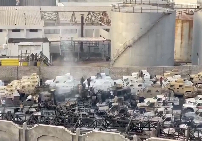 該港口停放的大量載具。圖:翻攝自 X《Clash Report》 該港口停放的大量載具。圖:翻攝自 X《Clash Report》