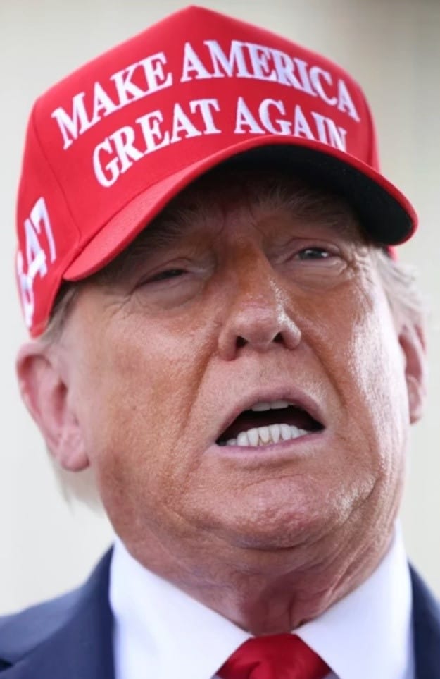 川普戴 MAGA 帽。圖：翻攝自 X《Occupy Democrats》