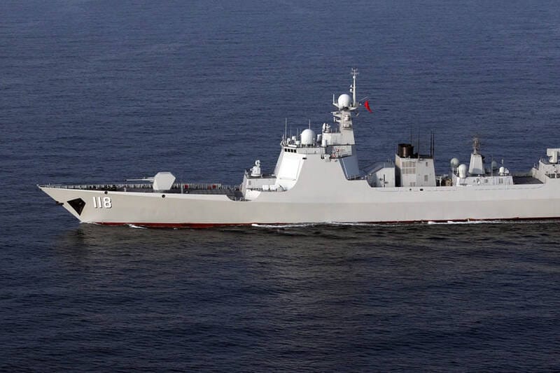 中國解放軍海軍052D型飛彈驅逐艦「烏魯木齊號」(舷號118)指控台灣海軍成功級巡防艦「班超號」(PFG2-1106)開啟火控雷達進行瞄準。 圖:翻攝自 X 中國解放軍海軍052D型飛彈驅逐艦「烏魯木齊號」(舷號118)指控台灣海軍成功級巡防艦「班超號」(PFG2-1106)開啟火控雷達進行瞄準。 圖:翻攝自 X