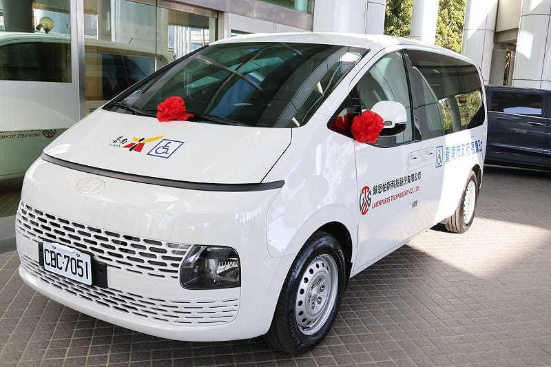 錸恩帕斯科技股份有限公司捐贈一輛復康巴士回饋地方，今日舉行捐贈儀式，由台南市長黃偉哲代表受贈並致贈感謝狀，感謝企業以實際行動支持市府照顧弱勢市民的施政理念。&nbsp;&nbsp;&nbsp;圖：台南市政府提供