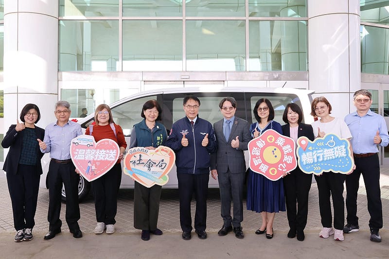 錸恩帕斯科技股份有限公司捐贈一輛復康巴士回饋地方，今日舉行捐贈儀式，由台南市長黃偉哲代表受贈並致贈感謝狀，感謝企業以實際行動支持市府照顧弱勢市民的施政理念。&nbsp;&nbsp;&nbsp;圖：台南市政府提供