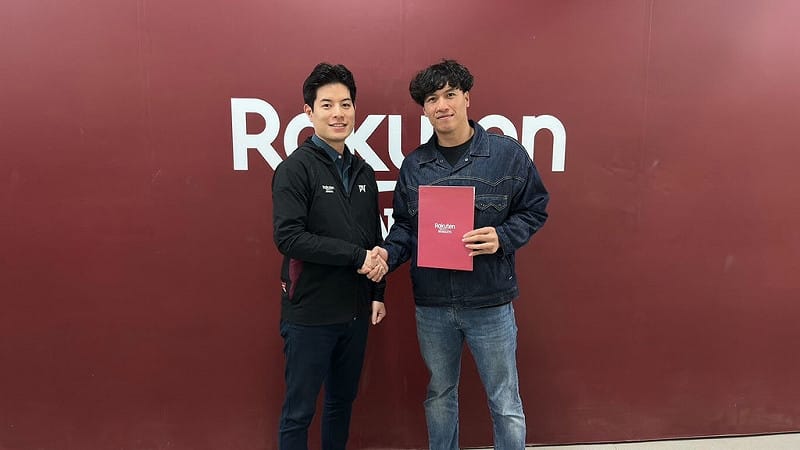 中華職棒樂天桃猿隊31日正式宣布，與隊長林立（右）達成合約共識，簽下8年包含激勵獎金在內，總值高達新台幣1.8億元的複數年合約。左為樂天桃猿隊副領隊礒江厚綺。（樂天桃猿提供）中央社記者謝靜雯傳真　114年12月31日&nbsp;&nbsp;&nbsp;