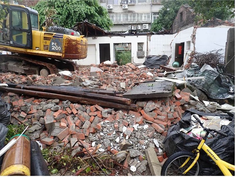 民團批評，陳奇祿故居在怪手拆除下淪為一片廢墟，珍貴歷史軌跡建材被棄置。&nbsp;&nbsp;&nbsp;圖：搶救台灣文史故居聯合提供