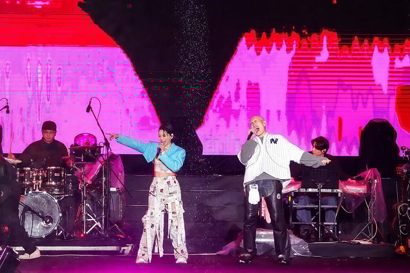 2026桃園ON AIR跨年晚會12月31日晚間在桃園青埔樂天桃園棒球場及亞洲矽谷IOT戶外廣場雙場地同步登場，包括藝人徐若瑄（前左）、黃宣（前右）等人輪番上台演出，與民眾一同迎接新年到來。&nbsp;&nbsp;&nbsp;圖：桃園市觀旅局提供