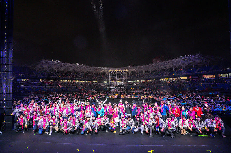 2026 桃園ON AIR 跨年晚會12月31日晚間在樂天桃園棒球場（圖）及亞洲矽谷IOT戶外廣場雙場地同步進行，到場民眾即便天公不作美，熱情也絲毫不減。&nbsp;&nbsp;&nbsp;圖：桃園市觀旅局提供